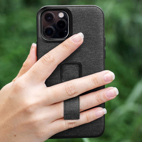 iPhone 15 Pro Max Peak Design Stof Cover m. SlimLink Beslag & Finger Loop - MagSafe Kompatibel - Charcoal