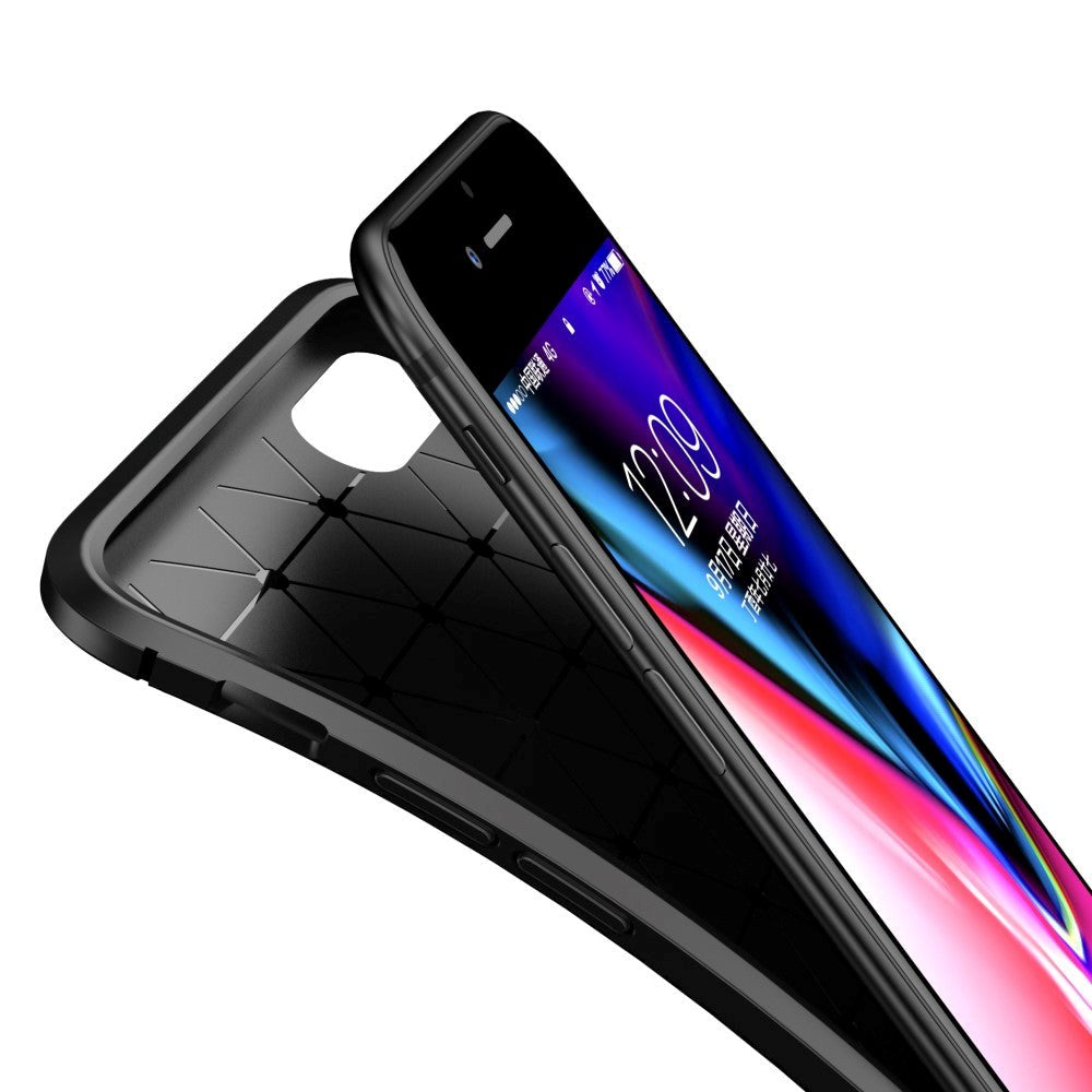 iPhone SE (2022 / 2020) / 8 / 7 Carbon Fiber Fleksibelt Plastik Cover - Sort