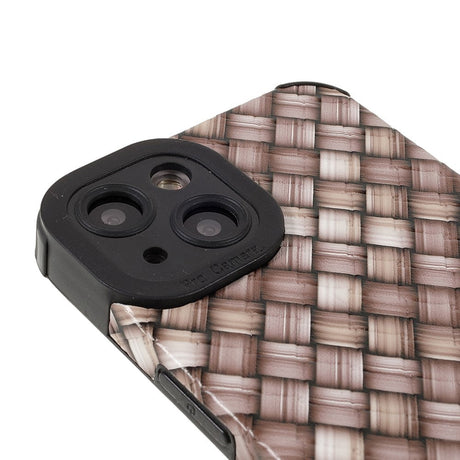 iPhone 13 Fleksibelt Bagside Cover - Vævet Design - Brun