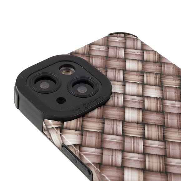 iPhone 13 Fleksibelt Bagside Cover - Vævet Design - Brun