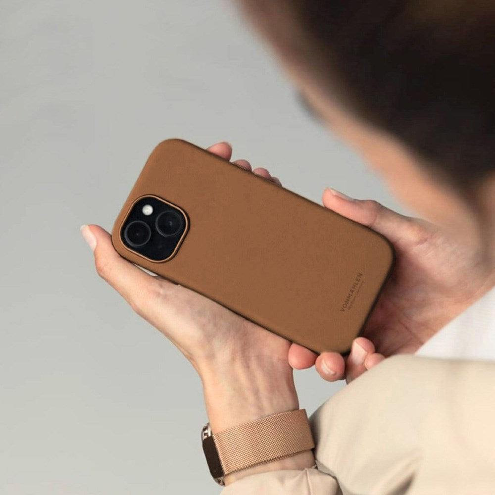 Vonmählen iPhone 16 Like Leather Cover - MagSafe Kompatibel - Brown