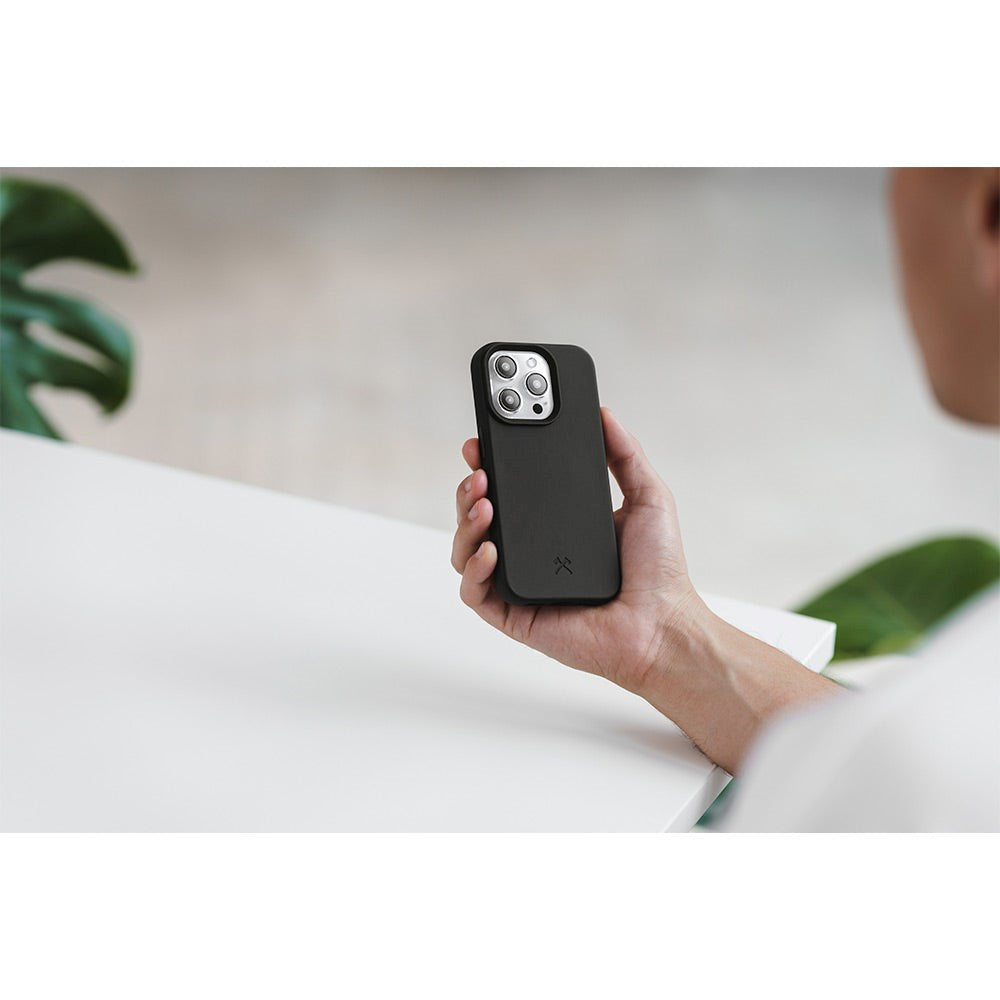 iPhone 15 Pro Woodcessories Bio Cover - 100% Plantebaseret - MagSafe Kompatibel - Sort