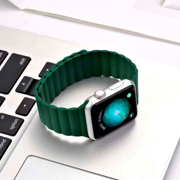 Apple Watch (42/44/SE/45/46/49mm) Lippa Magnetisk Silikone Rem - Mørkegrøn