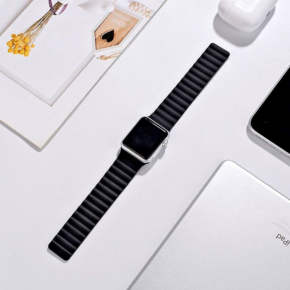 Apple Watch (42/44/SE/45/46/49mm) Lippa Magnetisk Silikone Rem - Sort