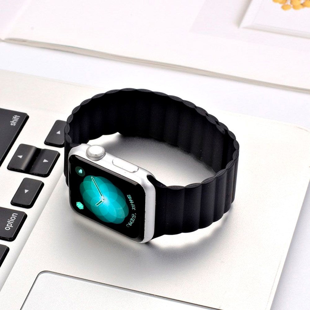 Apple Watch (42/44/SE/45/46/49mm) Lippa Magnetisk Silikone Rem - Sort