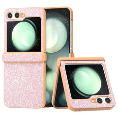 EIDERWOOD Samsung Galaxy Z Flip7 FE / Flip6 Læderbetrukket Glitrende Plastik Cover - Ferskenrosa