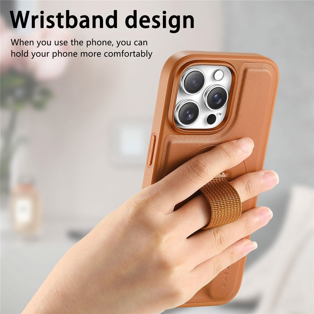 iPhone 15 Pro Hårdt Plastik Cover m. Kunstlæder Bagside & Fingerrem - MagSafe Kompatibel - Brun