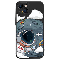 iPhone 14 Plus Fleksibel Cover af Plastik m. Print - Astronaut På Månen / Sort