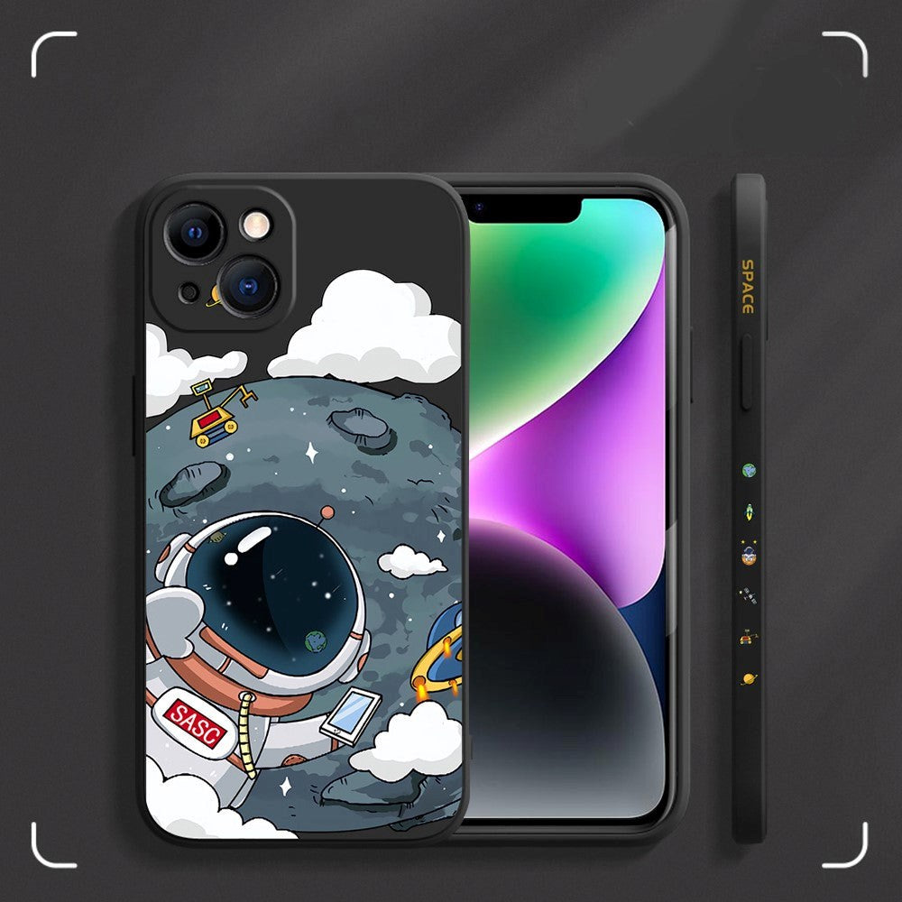 iPhone 14 Plus Fleksibel Cover af Plastik m. Print - Astronaut På Månen / Sort