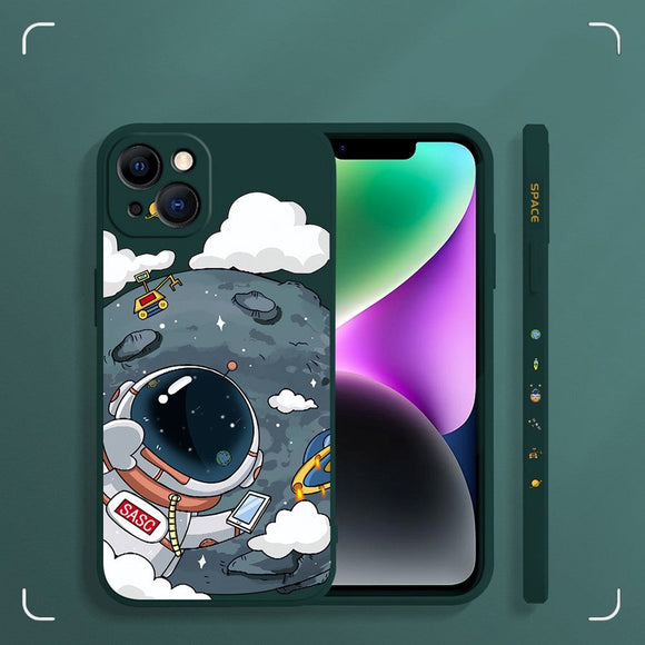 iPhone 14 Plus Fleksibel Cover af Plastik m. Print - Astronaut På Månen / Grøn