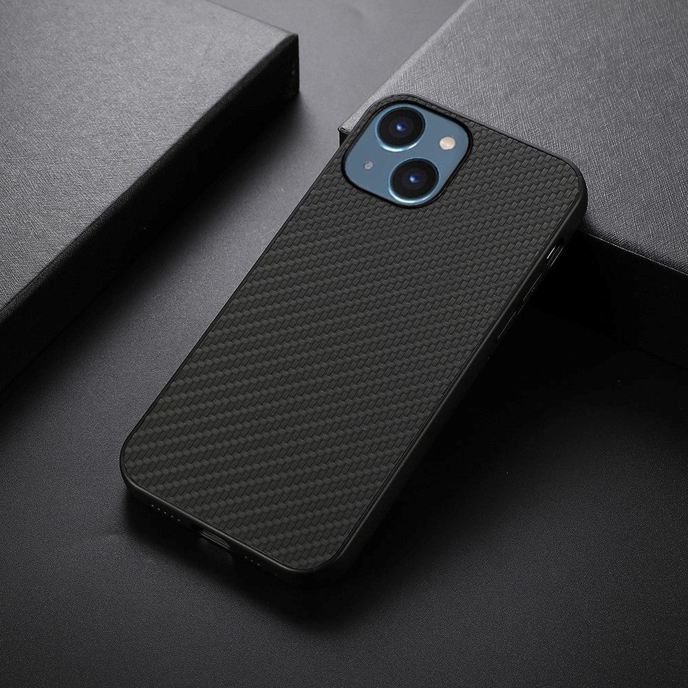 iPhone 15 Plastik Cover m. Carbon Tekstur - Sort