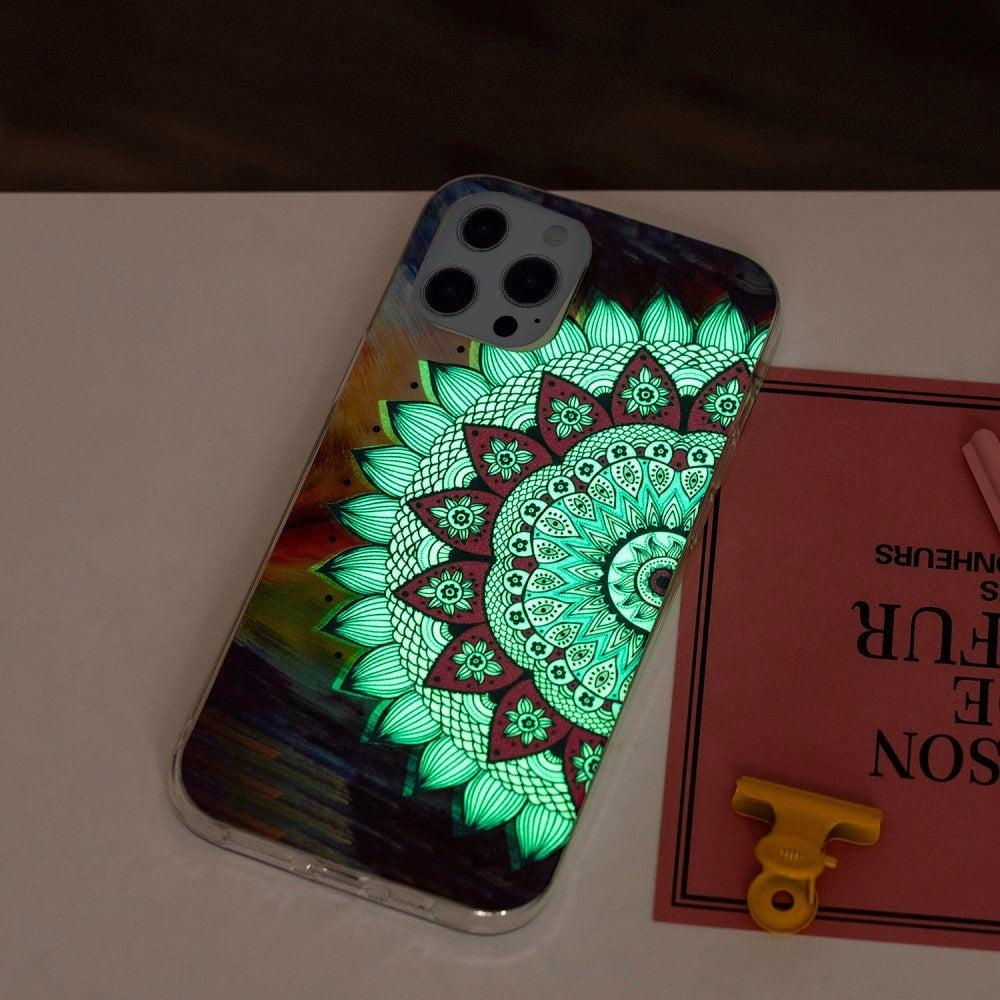 iPhone 15 Pro Selvlysende Fleksibelt Plastik Cover m. Print - Mandala Blomst