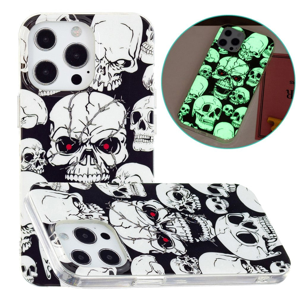 iPhone 15 Pro Selvlysende Fleksibelt Plastik Cover m. Print - Dødningehoveder