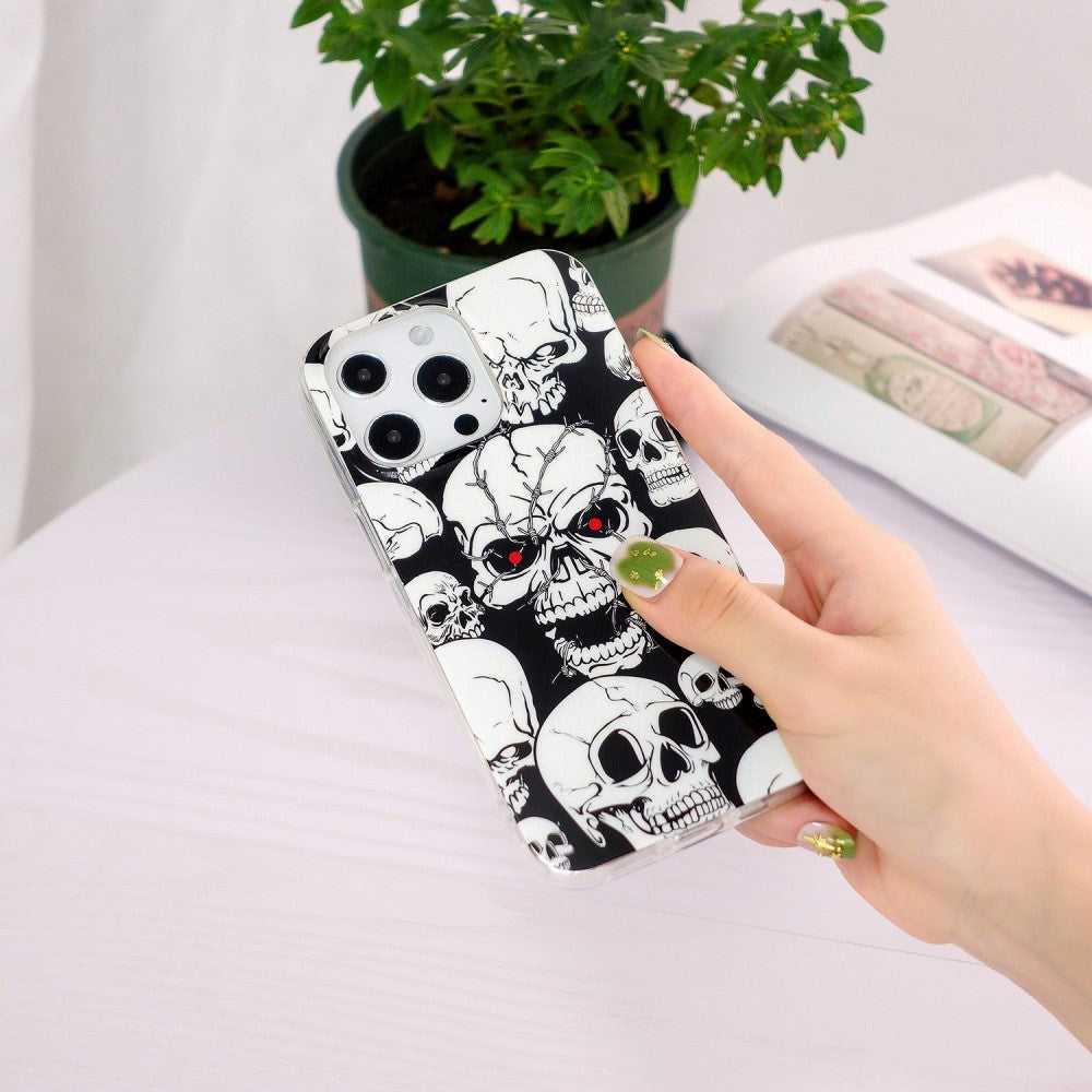 iPhone 15 Pro Selvlysende Fleksibelt Plastik Cover m. Print - Dødningehoveder