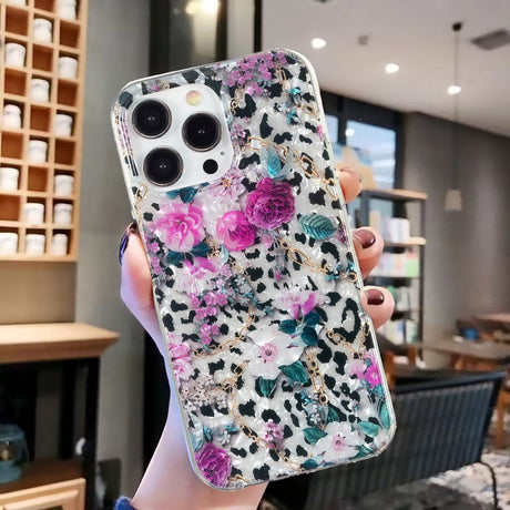 iPhone 15 Pro Fleksibel Plastik Cover - Leopard og Blomster Mønster