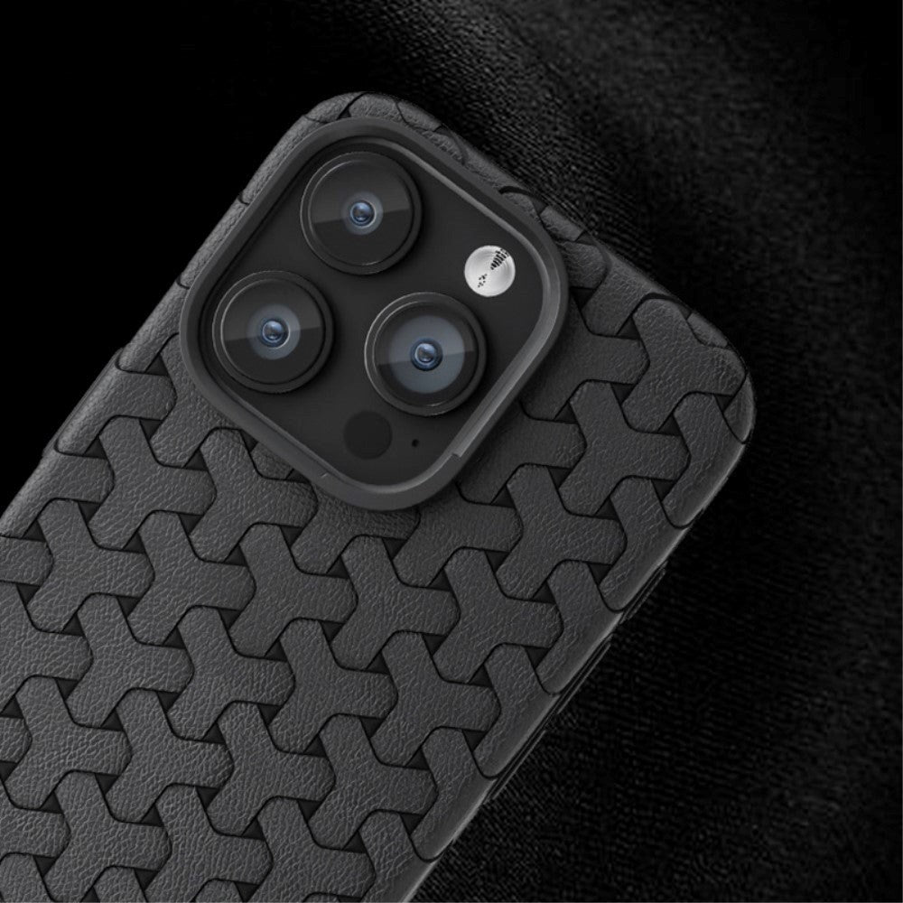 iPhone 15 Plus Fleksibelt Plastik Cover - Flettet Tekstur - Brun