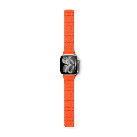 Apple Watch (42/44/SE/45/46/49) Epico Magnetic+ Silikone Rem - Orange / Sort