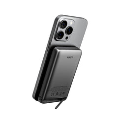 Aukey MagFusion 6.700mAh Powerbank m. Trådløs Opladning & Ståfunktion - MagSafe / Qi2 Kompatibel - Sort